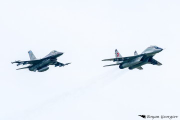 F-16 Fighting Falcon Viper Ф-16 MiG-29 Fulcrum МиГ-29