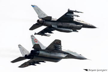 F-16 Fighting Falcon Viper Ф-16 MiG-29 Fulcrum МиГ-29